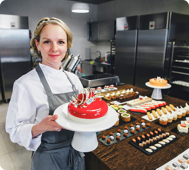 Девушка с тортом на кухне