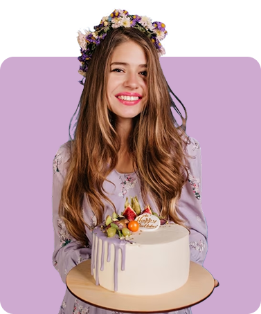 Девушка с тортом